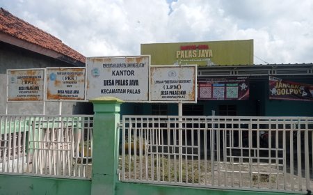 Kades dan Perangkat Desa Palas Jaya Gotong royong Bersih-bersih Kantor Desa