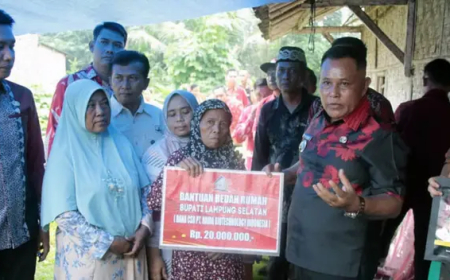 Nanang Ermanto Kembali Serahkan Bantuan Bedah Rumah