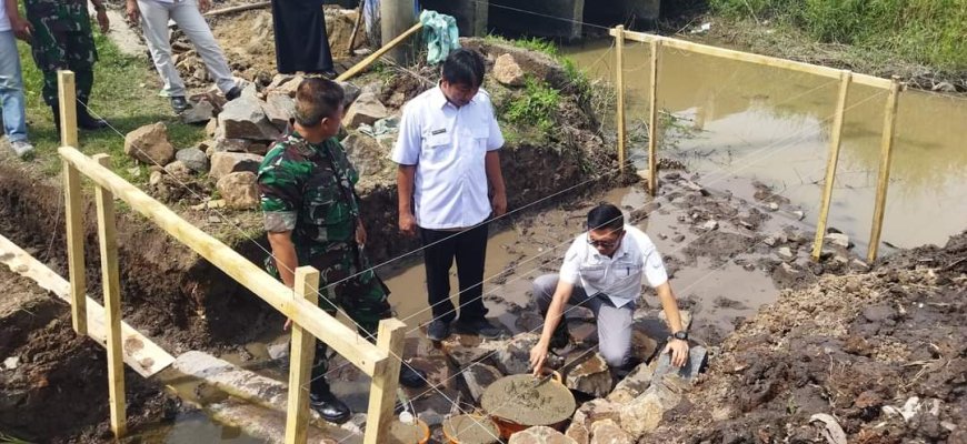 Kades Margasari Dan Camat Sragi Peletakan Batu Pertama dan Serahkan Bibit ikan Patin