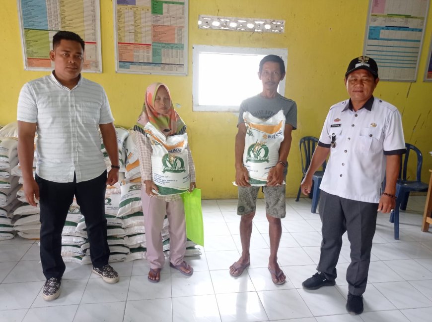 Kepala Desa Mekar Mulya Bagikan Bapanas Tahap Ahir Kepada 285 KPM