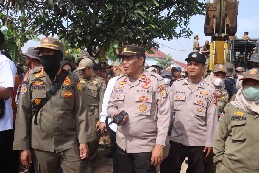 Ratusan Personel Polisi Amankan Penertiban Lahan di Lampung Selatan dengan Pendekatan Humanis
