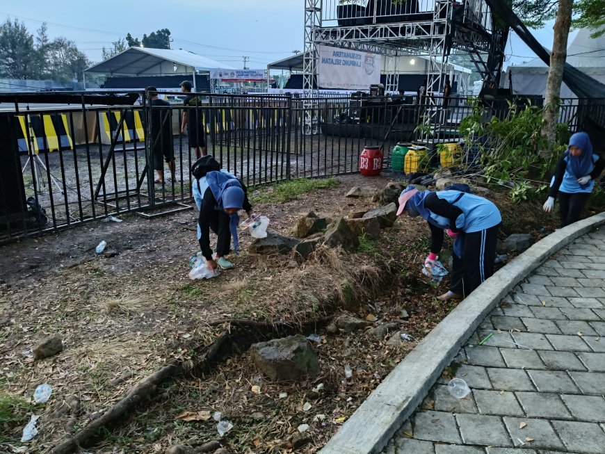DLH Siaga Jaga Kebersihan Dalam Acara IDS Lamsel ‎